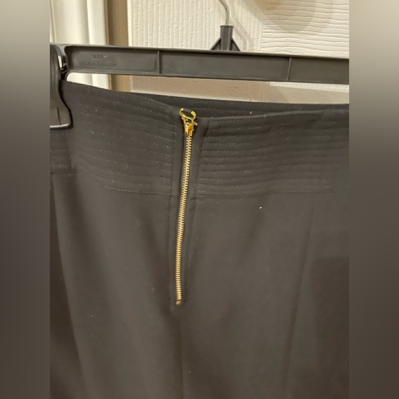 Black skirt with golden metal decoration on the belt - Picture 3 of 5